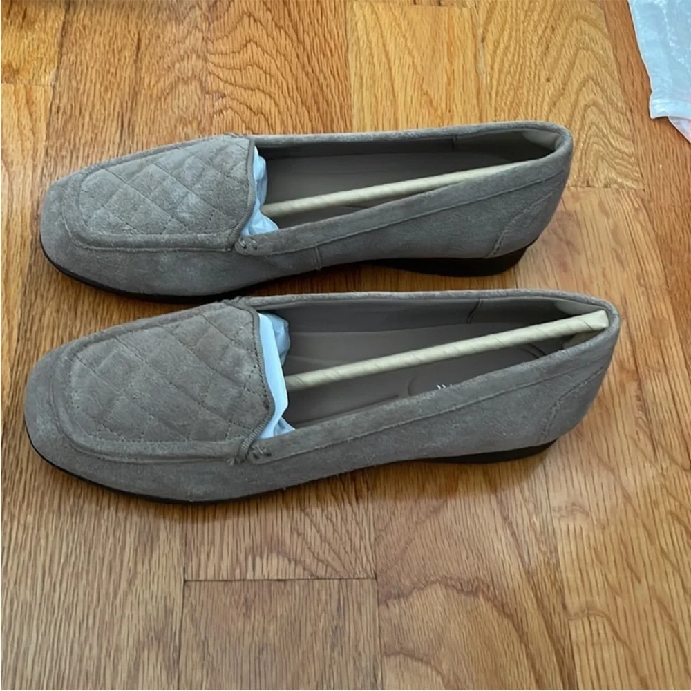 Easy Spirit Womens Loafers 7M Wynter
Medium Natural
Suede Leather Comfort - Picture 2 of 8